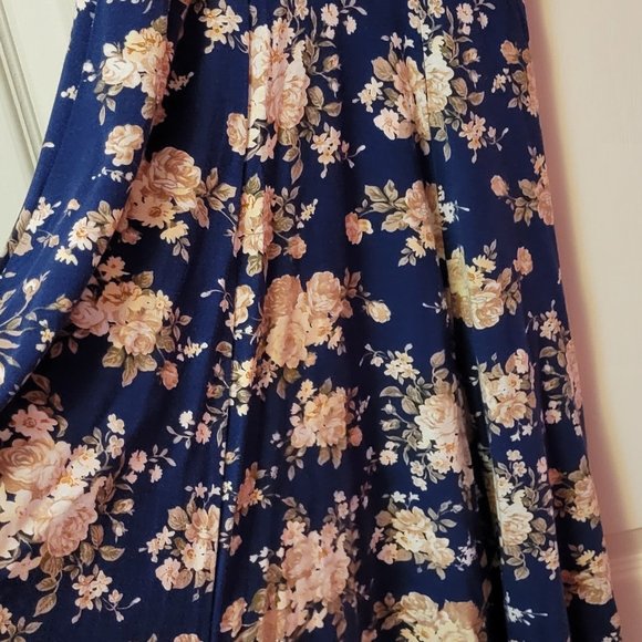 Rose print key hole dress - Picture 3 of 5